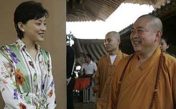 李湘没想到，释永信刚塌房，自己就因一张“黑丝短裙照”被牵连了