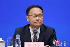 今年上半年，每天约有900万个小包裹往来于中国和世界各国之间图片