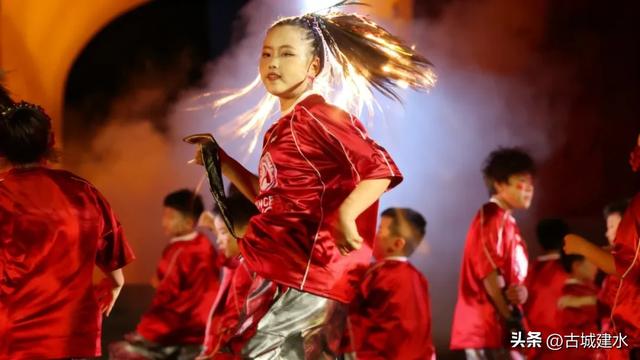 建水县举办“家国情·古城韵”——千年建水T台秀