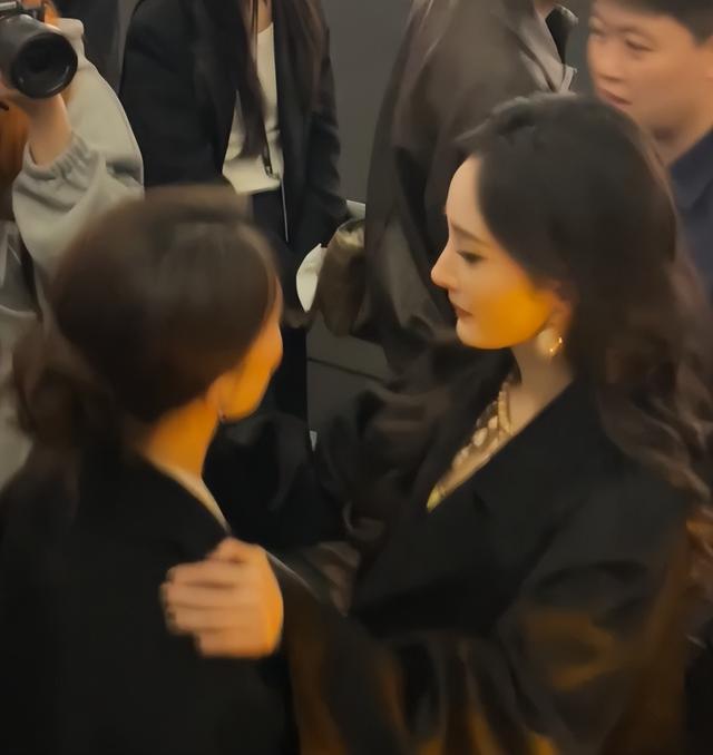 活动现场堪称混乱，杨幂刘亦菲表现截然不同，一人抢C位受到反噬