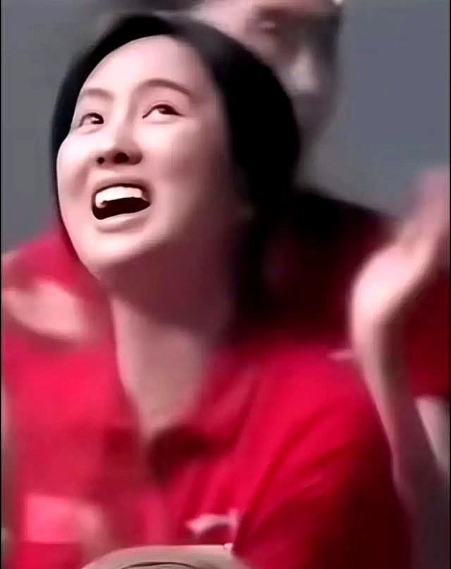 太感动的瞬间：全红婵低头找，陈若琳站起来挥 ，天衣无缝的默契