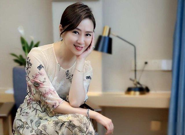 翁虹被骂艳星，她偏不认命，30年后活成别人看不懂的样子
