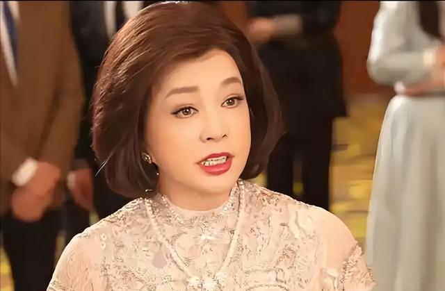 钱再多有什么用75岁刘晓庆摔断左臂,拒绝休养只因无儿无女