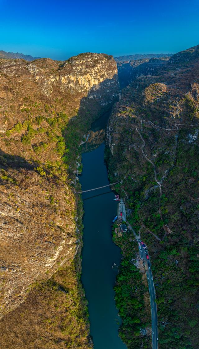 世界第一高桥下，地球被切开了：喀斯特之旅真正的入口