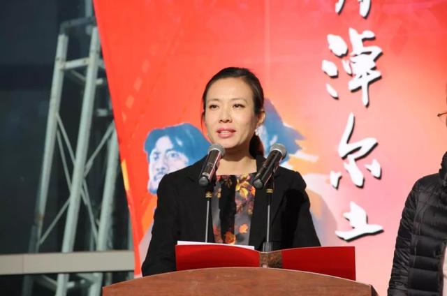 原来九三阅兵的解说是她！23岁就登上央视，今47岁端庄漂亮仍未婚