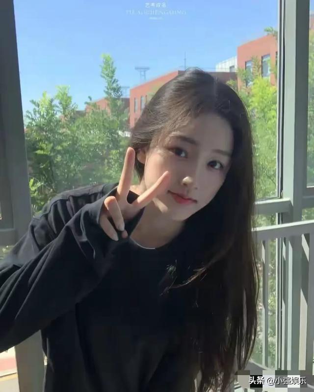 河南校花谢卓亚美貌惊艳全网，网友惊叹：美到让人怀疑人生！