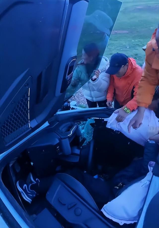 广东越野车西藏意外坠崖，藏族姑娘挺身而出，网友怒赞，文旅回应