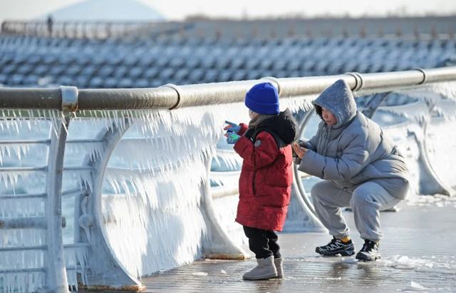 东北看海新体验：大连变身“北极分极”