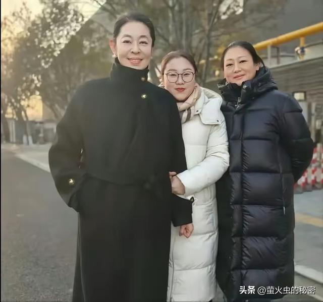 66岁的倪萍在北京街头，状态很好，气血充盈 ​​​	，端庄优雅大气