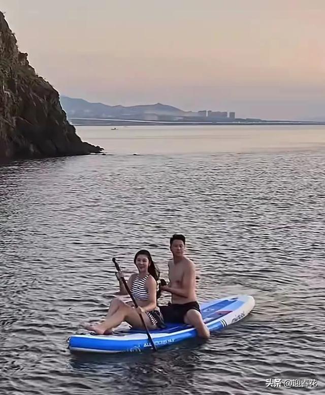 王雷夫妇回大连过七夕！39岁李小萌比老公腿粗，海上划浆板太浪漫