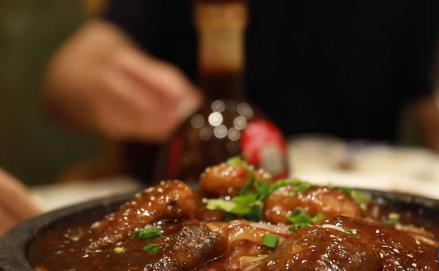 故事:副县长到镇检查工作,镇长建议在镇大灶吃饭，副县长：去饭店