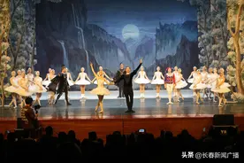 俄罗斯冰舞芭蕾《天鹅湖》上演2024年“精彩夜吉林”图片