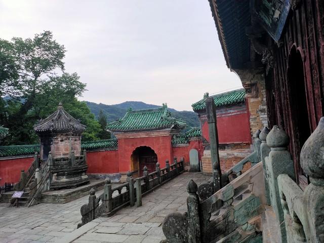 我是北京人，刚从武当山回，实在忍不住想说：武当山给我三点印象