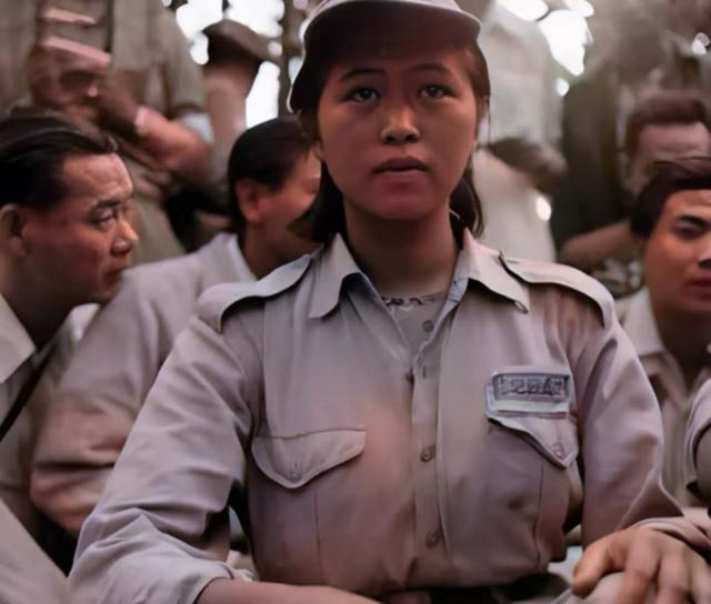 国民党女兵罕见老照片，一点不像电视中的女特务，图4挺漂亮