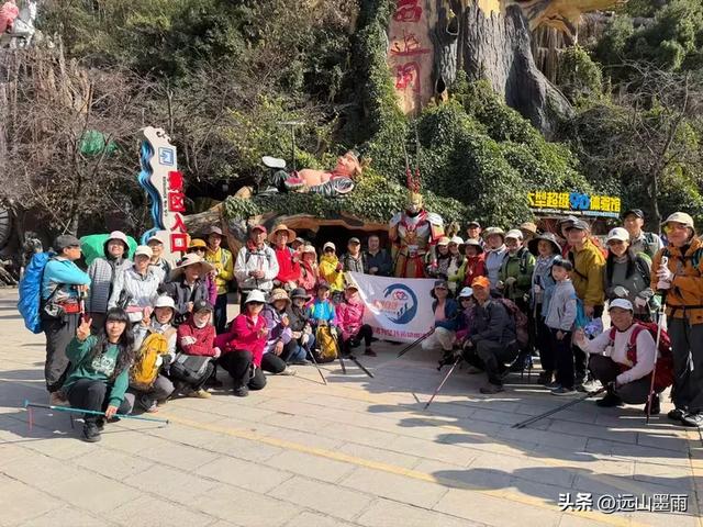 阳光明媚的冬日里,我们爬山去,逛陡坡村、看冬樱花,做晴朗的事