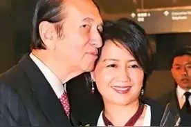 赌王和四位太太合影，何鸿燊笑的太灿烂了，谁是真爱太明显了图片