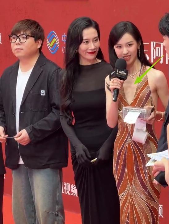 海南红毯好俗，毛晓彤挤出副乳，张萌深V不怕走光，宋茜胸骨凸出