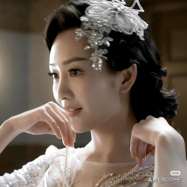 王鸥晒美照，坐实已嫁何九华！两手托着苹果，婚戒戴在中指超晃眼