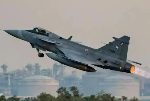 中日剑拔弩张之际，2邻国突然大打出手，战机重炮轮番开火