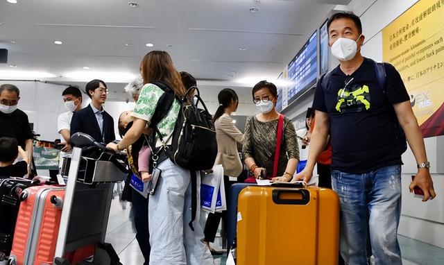 高市讲话中方当场离席	，中国人纷纷从日本回国，日方面临四重压力