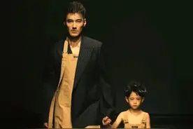 胡兵蔡国庆儿子伦敦首次同台走秀，庆宝步伐从容不怯场！帅出强大图片