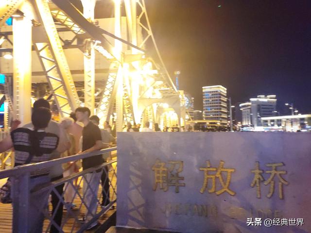 夜幕下的海河