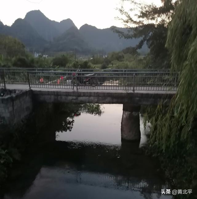 广西南宁市隆安县横跨百朝河上的石拱桥，材料是龙骨而得名龙骨桥