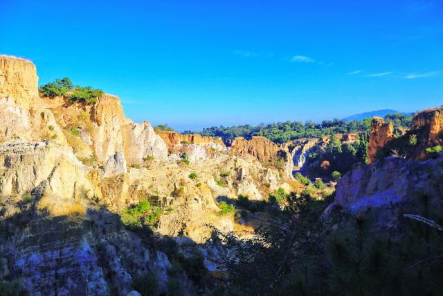 云南曲靖彩色沙林，一处凝固的彩虹秘境，漫步亿万年的时空隧道