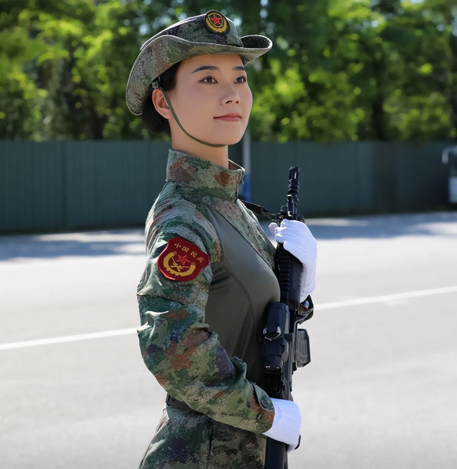 这才是该追的星！女民兵李思颖阅兵回家后仅半天，又有一个新身份