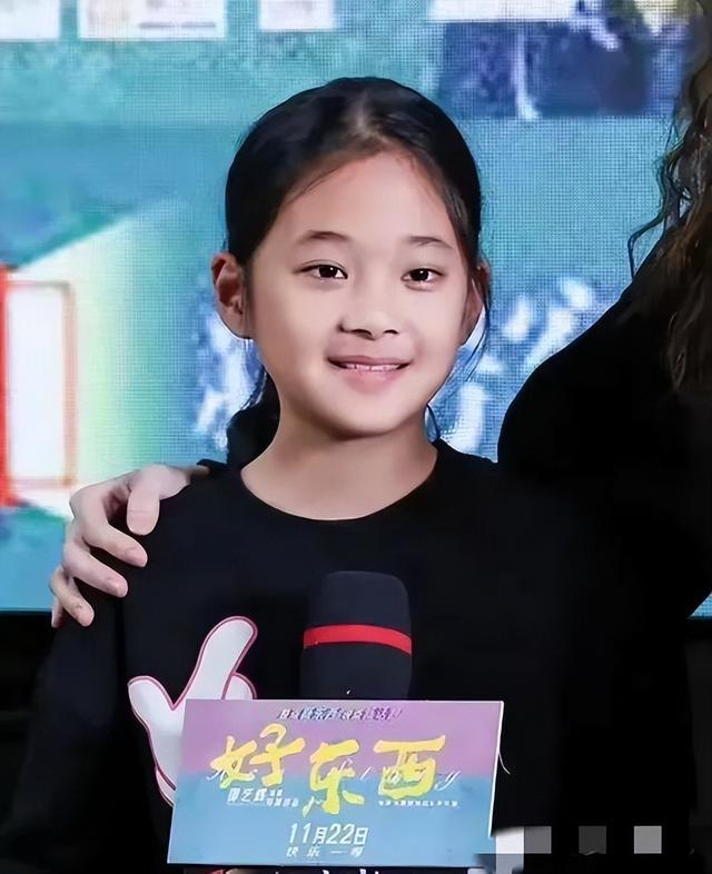 李湘女儿和梅婷女儿同框后，才发现，气质不是用钱就能砸出来的