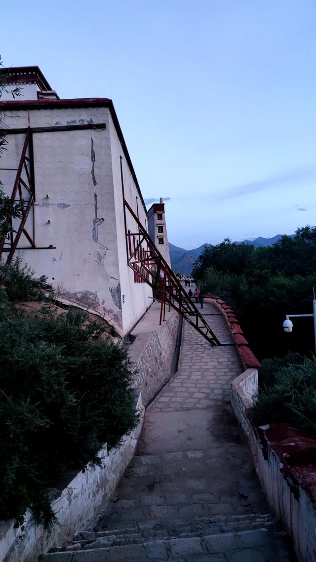 两登拉萨色拉寺后山，上升600米，山顶海拔4200米，经幡飘扬