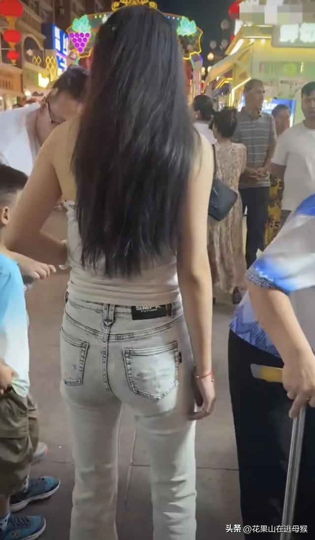 森林北新疆被偶遇，穿着简单身材比例超棒，本人又瘦又美！