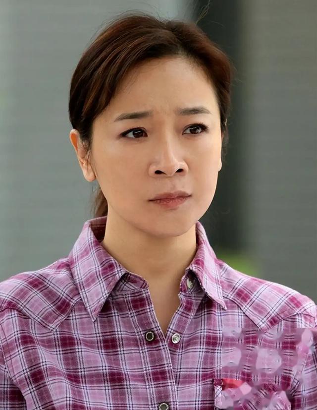 她是国家一级女演员，多次给丈夫戴绿帽，重病丈夫坐轮椅也不离婚
