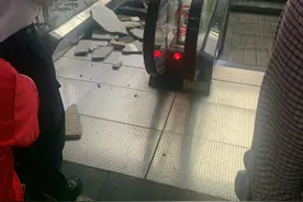 重庆地铁入站口石砖脱落致孕妇重伤，地铁和商场都说非其责任区；街办：地铁站后建成；住建部门：正联系解决图片