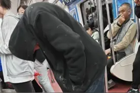 闹大了！西安地铁惊现黑衣男后续：其身份真容曝光 知情人透露更多图片
