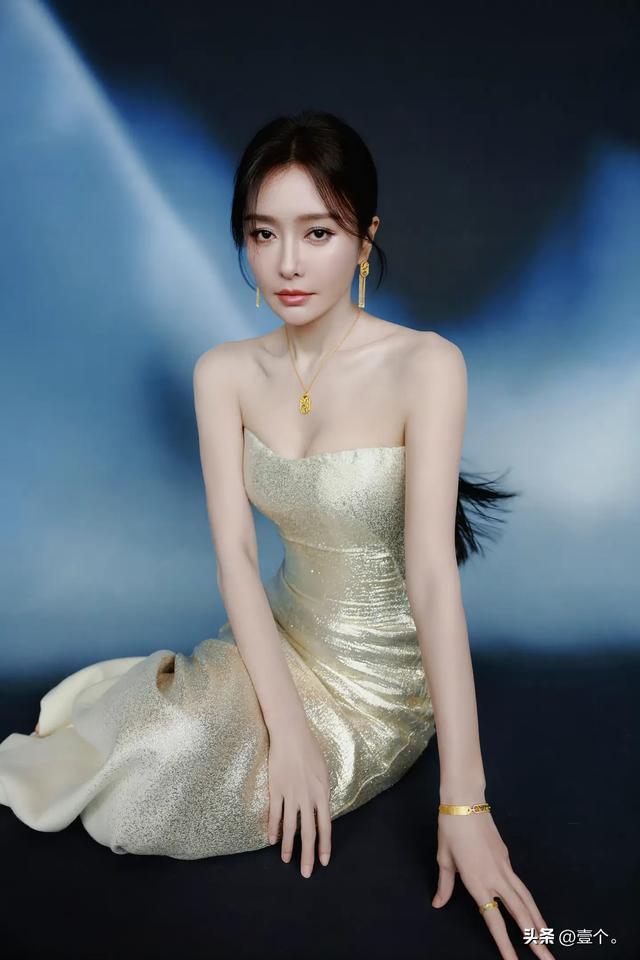 46岁秦岚把黑丝穿成高级感天花板