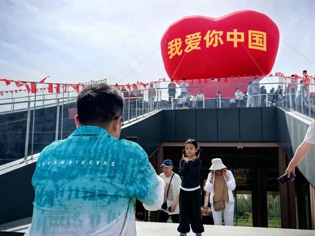 燕景台上，这颗超大的“心”献给您，我的祖国——