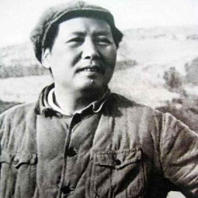 1948年毛主席东渡黄河，刚开船，毛泽东突然转身：快！给我照相