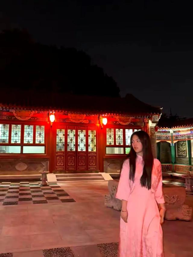 李湘的女儿王诗龄在自家北京小院拍照，配这个色调看上去瘆得慌！