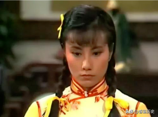 78岁连路都走不稳还开演唱会，全网骂声一片，她却扬言回馈粉丝