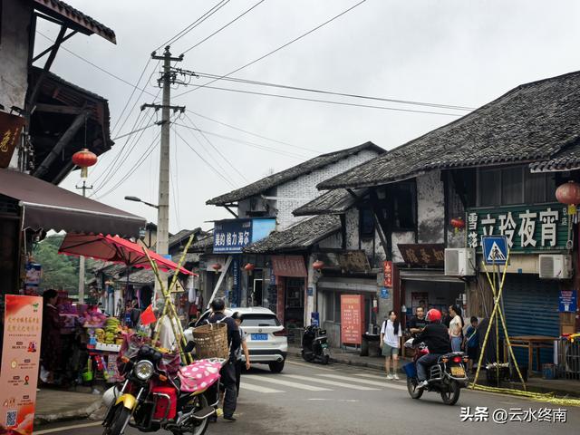 在四川巴盐西运的“盐运第一滩”，我是流着口水逛完这个古镇的