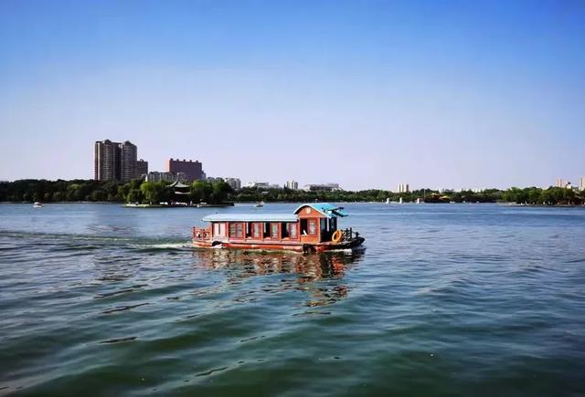 济南大明湖的秋景