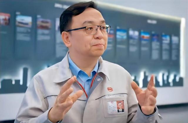 比亚迪老板女儿参加巴黎名媛舞会，她打扮贵气，长得像爸爸王传福