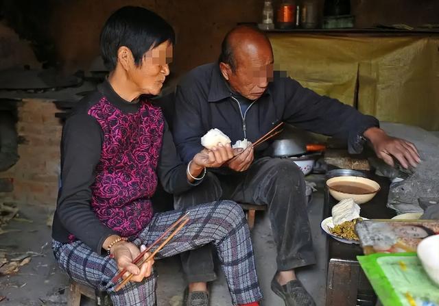 没钱还硬装？宁夏一笑成名拒绝百万签约的小女孩，现在成了这样