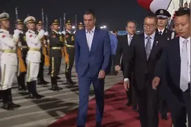 西班牙首相抵达北京了！190公分的身高身材如男模，首相夫人也美图片