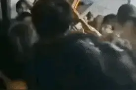 丧心病狂！甘肃地震西安某高校宿管阿姨拒开宿舍门，学生拆门逃生图片