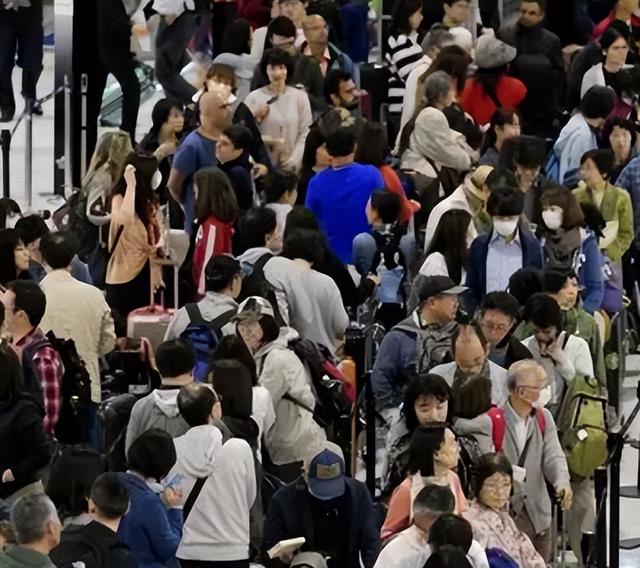 12条中日航线全停！日本机场哭成一片，上海数万日本人何去何从