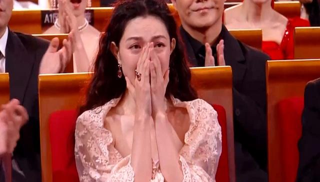 恭喜！易烊千玺斩获金鸡奖，四次提名终成最年轻影帝，宋佳获影后