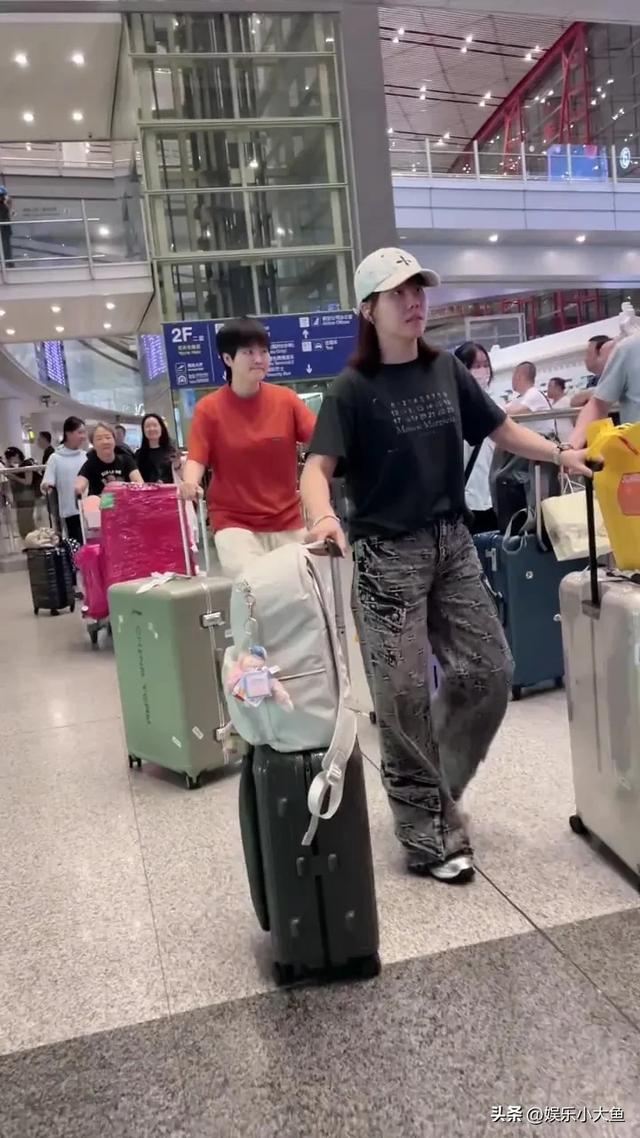 陈幸同结束横滨赛已抵达北京机场路透，穿黑色短袖又酷又飒！
