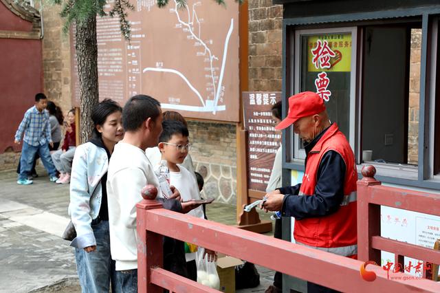 甘谷大像山国庆迎客忙 智慧服务保畅通